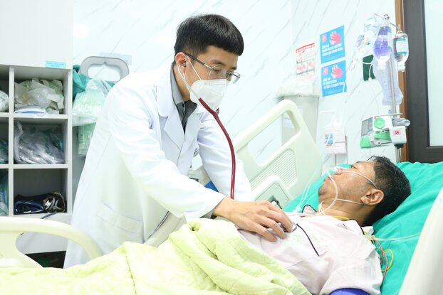 PGS.TS Mai Duy Tôn, Giám đốc Trung tâm Đột quỵ, BV Bạch Mai thăm khám cho bệnh nhân bị đột quỵ não