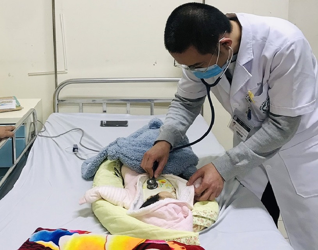 Bác sĩ Trung Kiên thăm khám cho bé gái bị tim bẩm sinh sau can thiệp tim mạch