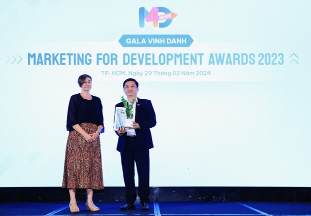 Đại diện Tập đoàn TH nhận giải thưởng Chiến dịch Marketing vì Phát triển bền vững 2023