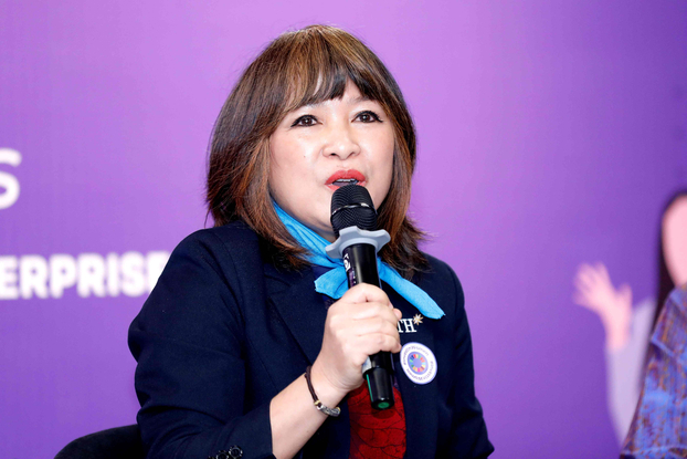 Bà Trần Thị Quyên - Giám đốc nhân sự Tập đoàn TH chia sẻ về các chính sách thúc đẩy bình đẳng giới của Tập đoàn tại sự kiện