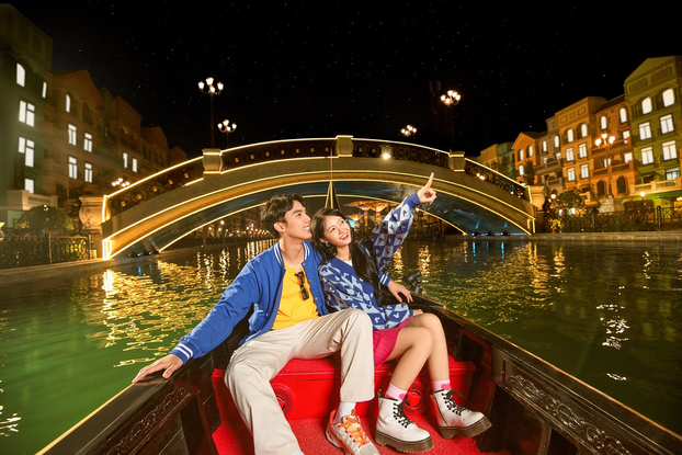 Tận hưởng phút giây thăng hoa trên thuyền Gondola dọc dòng sông Venice thơ mộng là trải nghiệm chỉ có tại Grand World