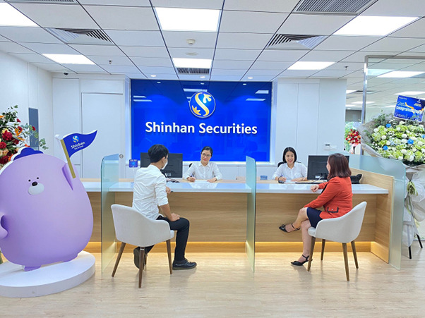   Shinhan Securities luôn đồng hành cùng khách trên trên mọi hành trình, mọi giao dịch    