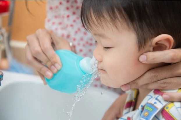 Rửa mũi cho con sai cách có thể làm bệnh của của trẻ dai dẳng mãi không khỏi. Ảnh minh họa