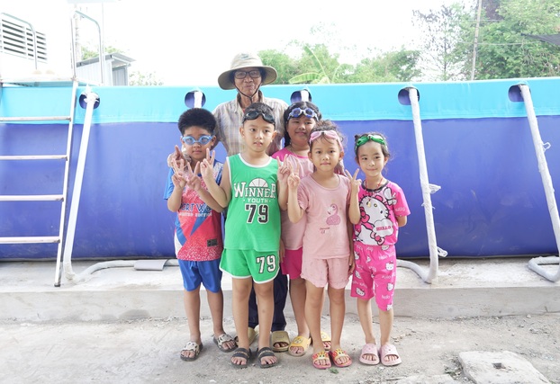 “Cô giáo” Sáu Thia cùng các học trò tại lớp bơi miễn phí bên chiếc hồ mới