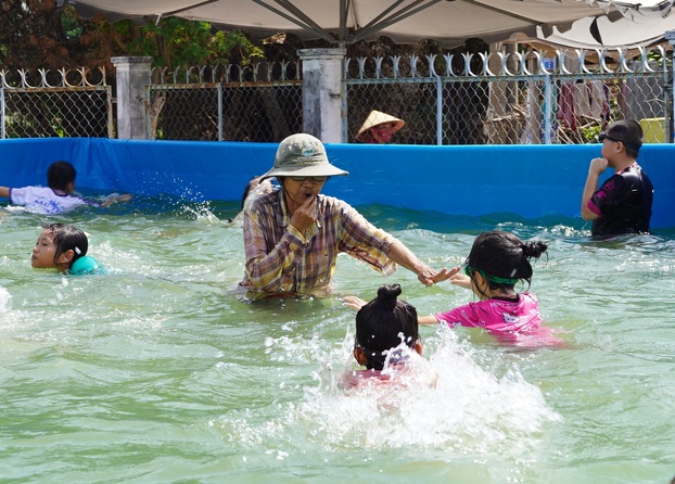 Các em nhỏ được hướng dẫn bơi lội theo tiếng thổi còi của “cô giáo” Sáu Thia