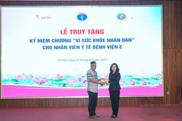 Bộ trưởng Bộ Y tế Đào Hồng Lan đã truy tặng Kỷ niệm chương “Vì sức khỏe nhân dân” trước nghĩa cử hiến tạng cứu người của nữ hộ sinh bệnh viện E.