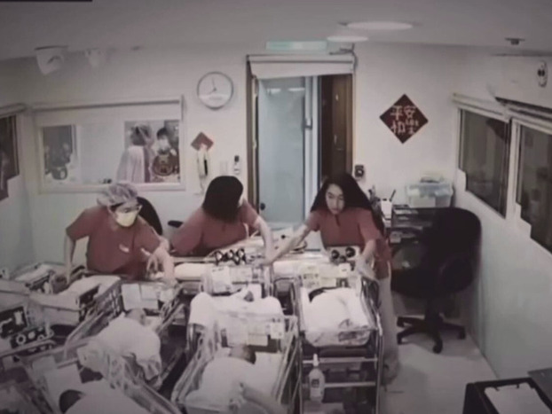 Các y tá bảo vệ trẻ sơ sinh ở Đài Bắc trong trận động đất ngày 3/4 (Ảnh: Độc giả Taiwan News cung cấp)