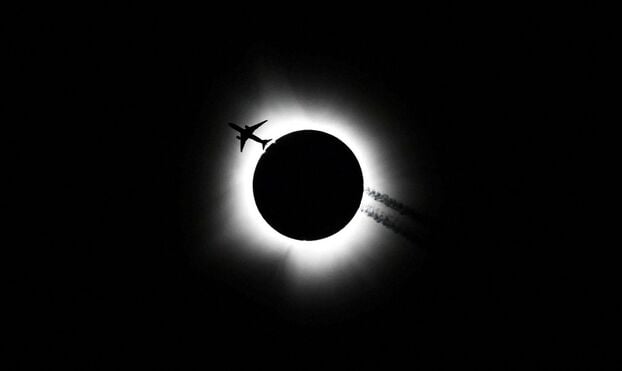 Cảnh tượng máy bay đi qua nhật thực toàn phần nhìn từ Bloomington, Indiana (Mỹ). Ảnh: Bobby Goddin/USA Today Network/Reuters