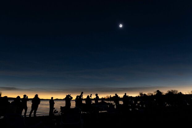 Mặt Trăng che khuất Mặt Trời ở Magog, Quebec (Canada). Ảnh: Stan Honda/AFP/Getty Images