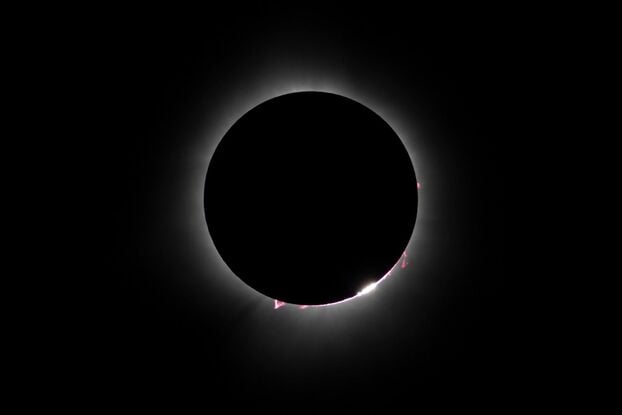 Hiệu ứng vòng kim cương hay hiệu ứng vòng hạt Baily xảy ra khi xuất hiện nhật thực toàn phần tại Magog (Canada). Ảnh: Stan Honda/AFP/Getty Images