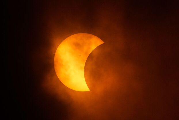 Mặt Trăng bắt đầu che lấp Mặt Trời tại thành phố Eagle Pass, Texas (Mỹ). Ảnh: Eric Gay/AP