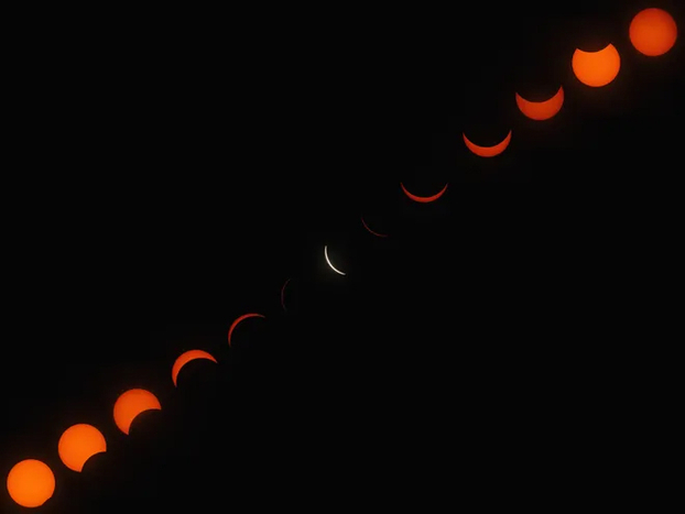 Tổng hợp 13 bức ảnh cho thấy diễn biến của nhật thực trong hơn 2 giờ 28 phút tại bang Ohio (Mỹ). Ảnh: ANDREW DOLPH/TIMES
