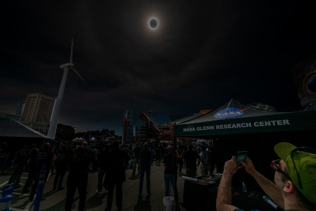 Khung cảnh ngoạn mục của nhật thực toàn phần nhìn từ Cleveland, Ohio (Mỹ). Ảnh: NASA/Jordan Salkin