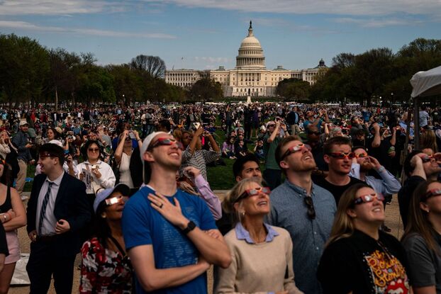 Dân chúng tập trung tại Công viên National Mall ở Washington, DC (Mỹ) để xem nhật thực. Ảnh: Kent Nishimura/Getty Images