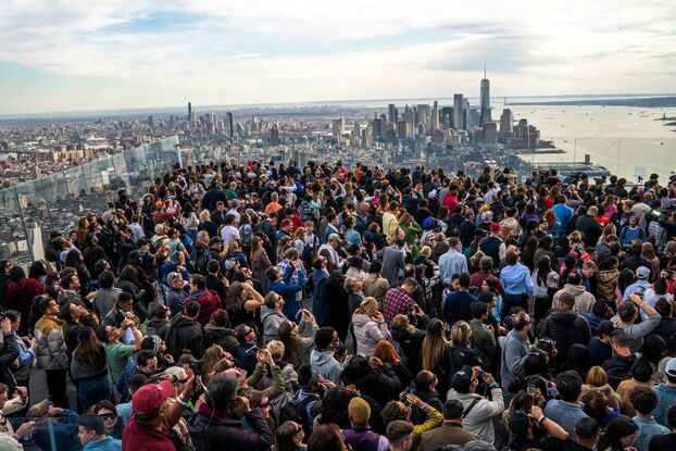 Người dân tập trung xem nhật thực từ đài quan sát Edge tại Hudson Yards, New York (Mỹ). Ảnh: Eduardo Munoz/Reuters