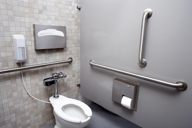Lắp đặt thêm các thanh vịn nhà tắm cũng sẽ làm giảm nguy cơ bị trượt ngã ở người cao tuổi. Ảnh minh họa