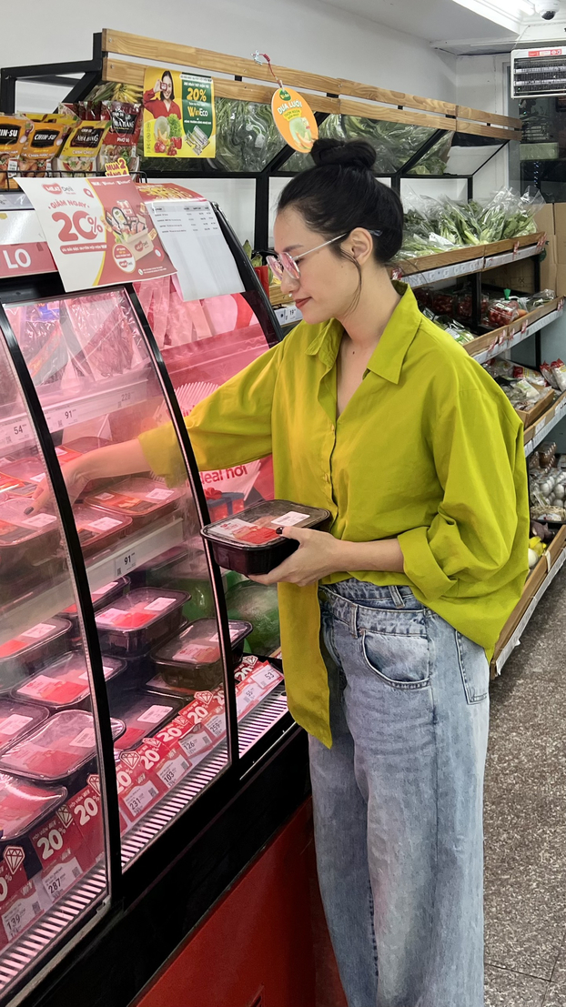 Người tiêu dùng chọn thịt ủ mát MEATDeli tại siêu thị Winmart