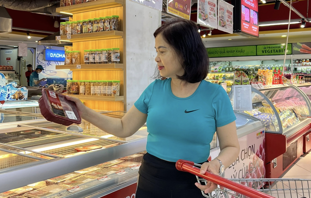 Cô Lê Thị Ánh Tuyết (45 tuổi) tin chọn sản phẩm chất lượng cho bữa ăn gia đình hằng ngày