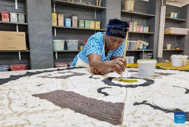 Một người phụ nữ làm việc tại xưởng nghệ thuật ở thị trấn Goreangab (Windhoek, Namibia). Ảnh: Tân Hoa xã