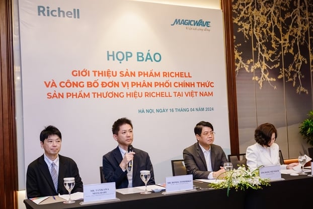 Ông Honda Tomohiko – Giám đốc Công ty TNHH Richell Việt Nam (thứ 2 từ trái quá) và ông Đặng Việt Bách, Chủ tịch HĐQT Tập đoàn Sóng Thần (Magicwave) (thứ 3 từ trái qua) tại buổi họp báo.