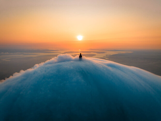 Biển mây trắng tinh đẹp kỳ ảo tràn trên đỉnh núi Bà Đen. Ảnh: Nguyễn Minh Tú