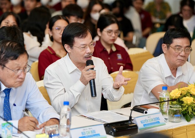 TS Nguyễn Xuân Dương (chính giữa) phát biểu tại tọa đàm