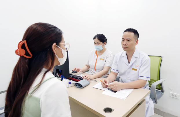 BSCKI Lê Hoàng khám và tư vấn cho bệnh nhân.