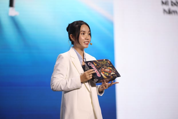 Bà Nguyễn Trương Kim Phượng - Giám đốc Marketing Cấp cao ngành hàng Thực phẩm Tiện lợi giới thiệu sản phẩm mới Cơm tự chín