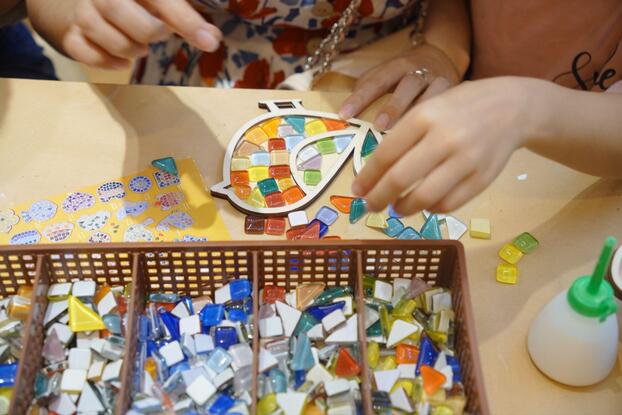 Workshop cho trẻ em khảm đá mosaic     