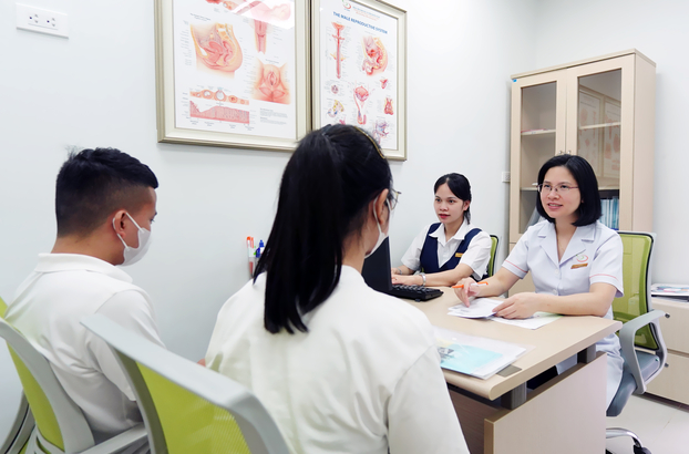 ThS.BS Trịnh Thị Thuý tư vấn bệnh nhân về tình trạng polyp buồng tử cung (Hình minh họa).