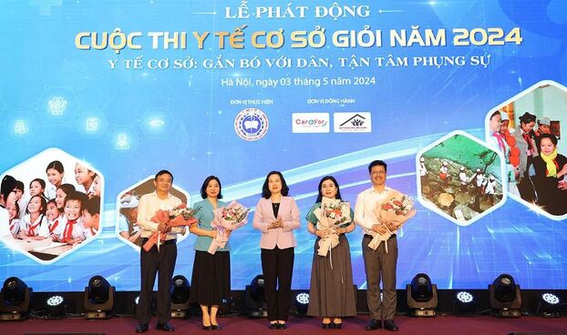 Bộ trưởng Đào Hồng Lan tặng hoa Ban Giám khảo cuộc thi.