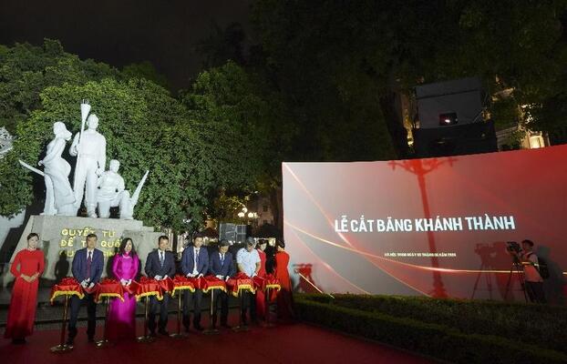 Ông Nguyễn Việt Hanh - Phó Tổng Giám đốc BAC A BANK tham gia tham gia Lễ cắt băng Buổi khai mạc trình chiếu 3D Bức tranh 