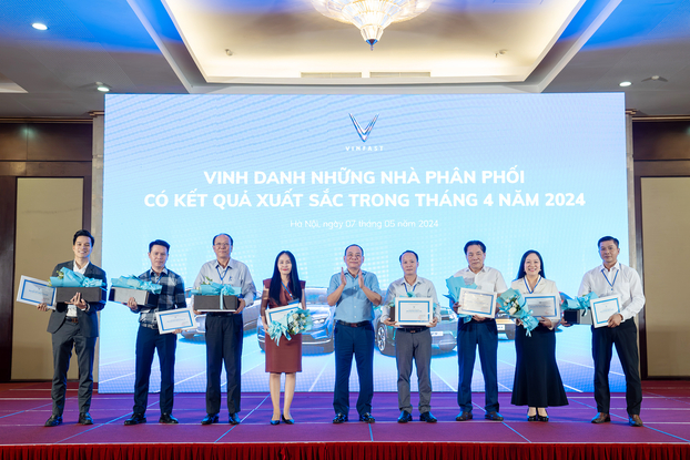  Chủ tịch Tập đoàn Vingroup Phạm Nhật Vượng vinh danh những nhà phân phối có kết quả kinh doanh xuất sắc tại Hội nghị Nhà phân phối Ô tô điện VinFast toàn quốc 2024.