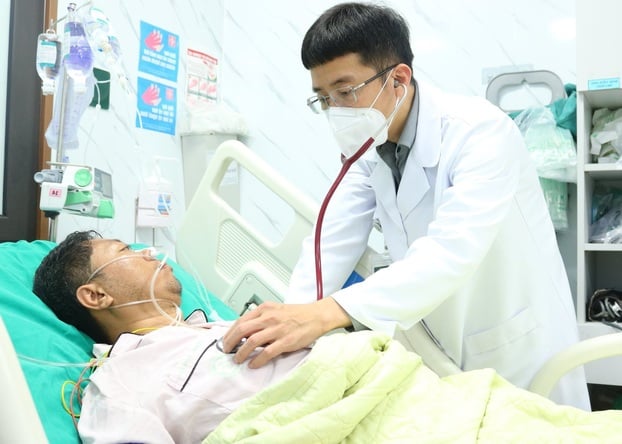 PGS.TS Mai Duy Tôn, Giám đốc Trung tâm Đột quỵ, BV Bạch Mai thăm khám cho bệnh nhân bị đột quỵ. Ảnh minh họa