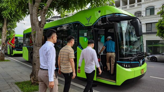 Cư dân, du khách dễ dàng khám phá, trải nghiệm Vinhomes Royal Island nhờ các tuyến buýt VinBus miễn phí đi vào hoạt động từ 4/5