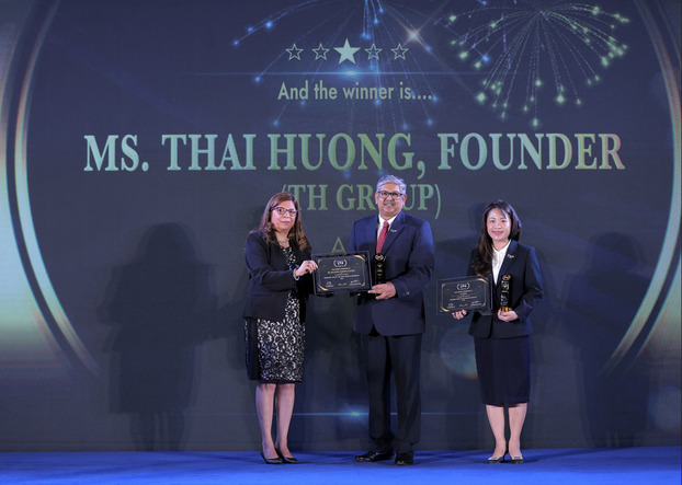 Đại diện Tập đoàn TH nhận giải thưởng tại Bangkok (Thái Lan)