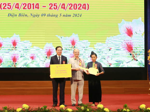  Ông Nguyễn Tất Thắng, Chủ tịch HĐQT Tập đoàn T&T Group (giữa) trao tặng tỉnh Điện Biên 5 tỷ đồng (100 căn nhà) và trao chìa khoá tượng trưng cho gia đình được hỗ trợ làm nhà.