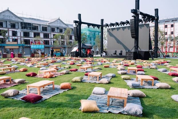 Khu vực trung tâm của công viên K-Park là những bãi cỏ xanh, nơi dừng chân của du khách để đón xem các màn trình diễn hoành tráng