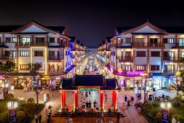 Trong ngày khai trương K-Town, hơn 200 cửa hàng đã đồng loạt mở cửa, đón biển người về phố Hàn mua sắm, trải nghiệm