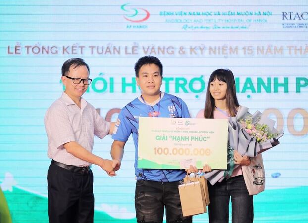 Ông Lê Trung Hiếu - Chủ tịch Hội đồng quản trị bệnh viện trao giải 