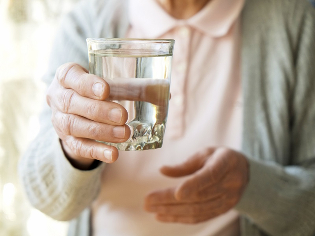 Người cao tuổi nên uống ít nước vào buổi tối để hạn chế đi tiểu ban đêm. Ảnh minh họa