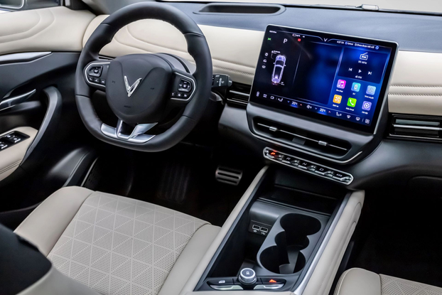VF 7 được trang bị nhiều công nghệ an toàn, hỗ trợ tối đa trải nghiệm lái.