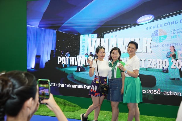Khách tham quan triển lãm check-in tại khu vực của Vinamilk có thể góp 1 cây xanh cho Việt Nam qua dự án Cánh rừng Net Zero.