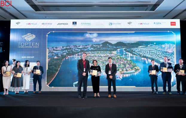 Bà Nguyễn Lâm Nhi Thùy, đại diện Tập đoàn Sun Group nhận giải thưởng BCI Top 10 Developers 2024