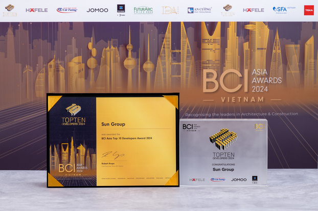 Kỷ niệm chương Top 10 chủ đầu tư hàng đầu Việt Nam trao cho Sun Group