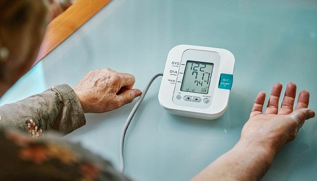 Người cao tuổi bị tăng huyết áp nên đo huyết áp mỗi ngày để theo dõi sức khỏe. Ảnh minh họa
