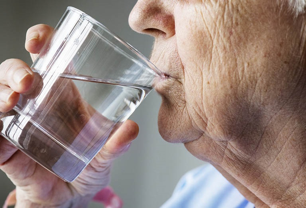 Người cao tuổi cần chủ động uống nước, kể cả khi không khát để tốt cho sức khỏe. Ảnh minh họa