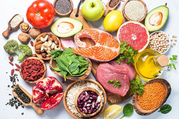 Người cao tuổi nên ăn đa dạng các loại thực phẩm, ưu tiên rau xanh, hoa quả, các loại hạt, cá... để tốt cho sức khỏe. Ảnh minh họa