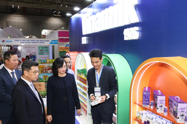  Ông Võ Trung Hiếu giới thiệu các sản phẩm xuất khẩu của Vinamilk với bà Phan Thị Thắng, Thứ trưởng Bộ Công Thương cùng các đại biểu tham quan triển lãm.