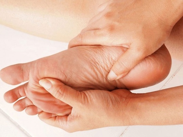 Khi thực hiện động tác xoa xát thì không được bỏ xót vùng da nào của bàn chân. Ảnh minh họa